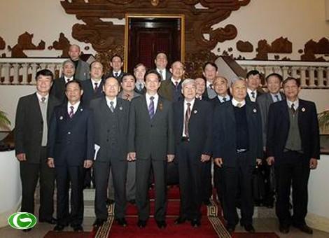 ນາຍົກລັດຖະມົນຕີ ຫງວຽນເຕີນຢູງ ເຮັດວຽກກັບສະມາຄົມນັກຮົບເກົ່າຫວຽດນາມ